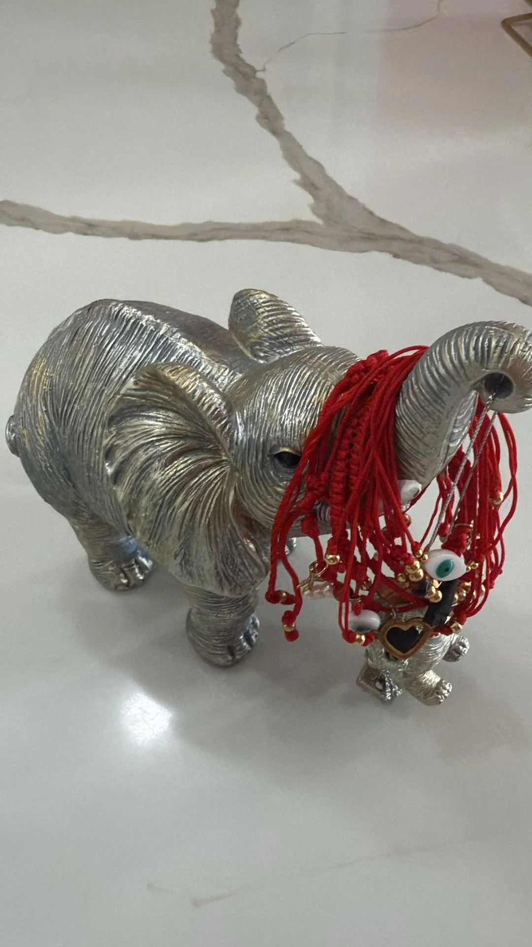 Pulseras rojas con dijes